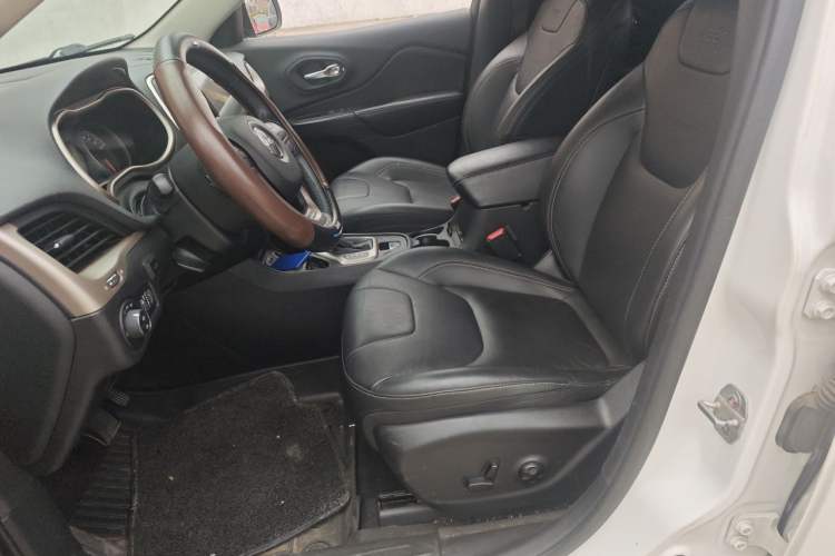 Used Jeep Cherokee 2017 2.0L Superior Edition Left Front Seat