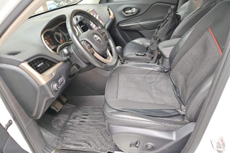 Used Jeep Cherokee 2017 2.0L Superior Edition Left Front Seat