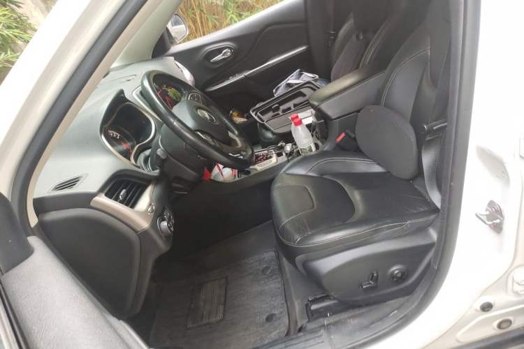 Used Jeep Cherokee 2017 2.0L Superior Edition Left Front Seat