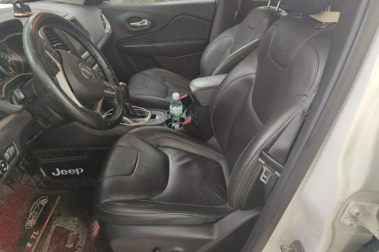 Used Jeep Cherokee 2017 2.0L Superior Edition Left Front Seat