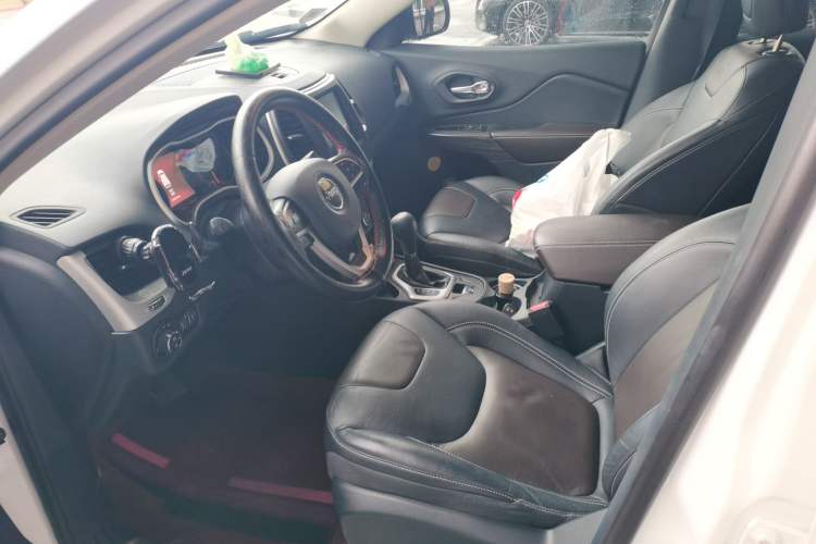 Used Jeep Cherokee 2017 2.0L Superior Edition Left Front Seat