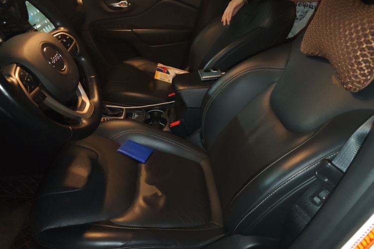 Used Jeep Cherokee 2017 2.0L Superior Edition Left Front Seat