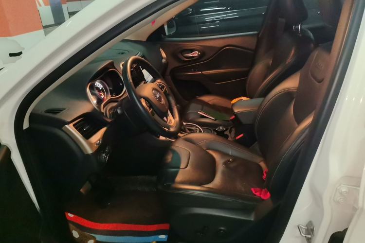 Used Jeep Cherokee 2017 2.0L Superior Edition Left Front Seat