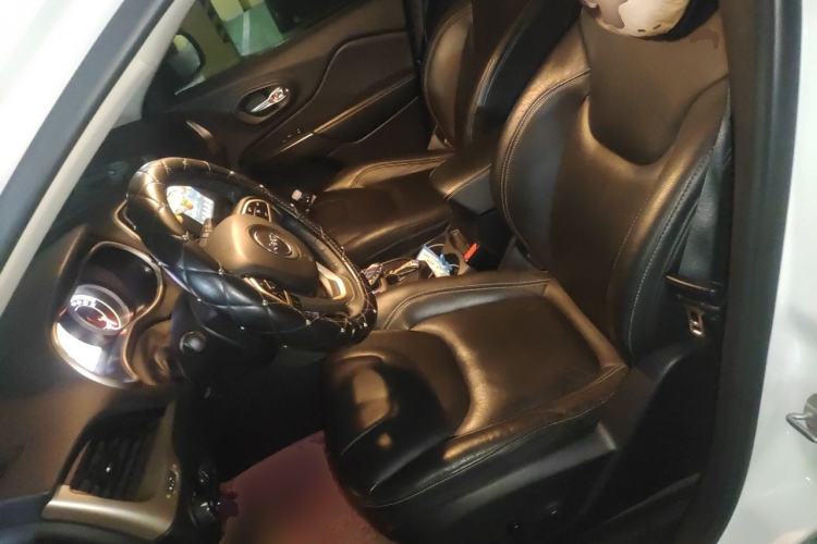 Used Jeep Cherokee 2017 2.0L Superior Edition Left Front Seat