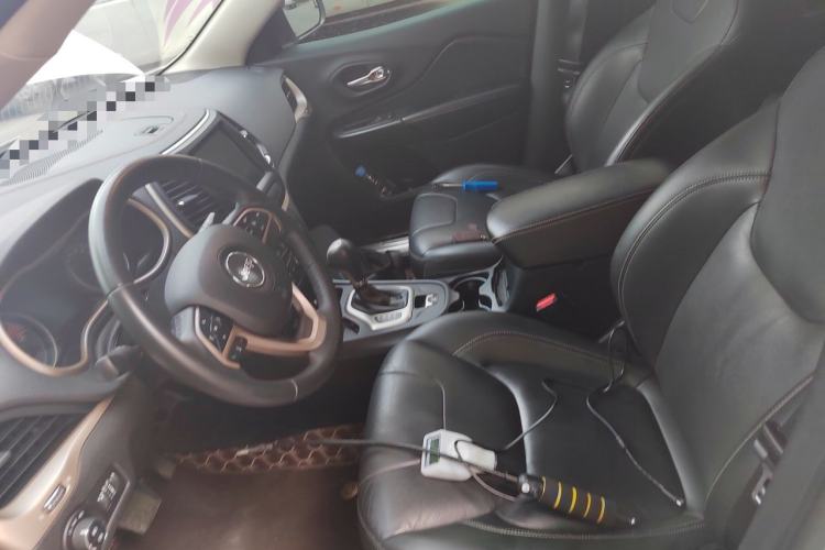 Used Jeep Cherokee 2017 2.0L Superior Edition Left Front Seat