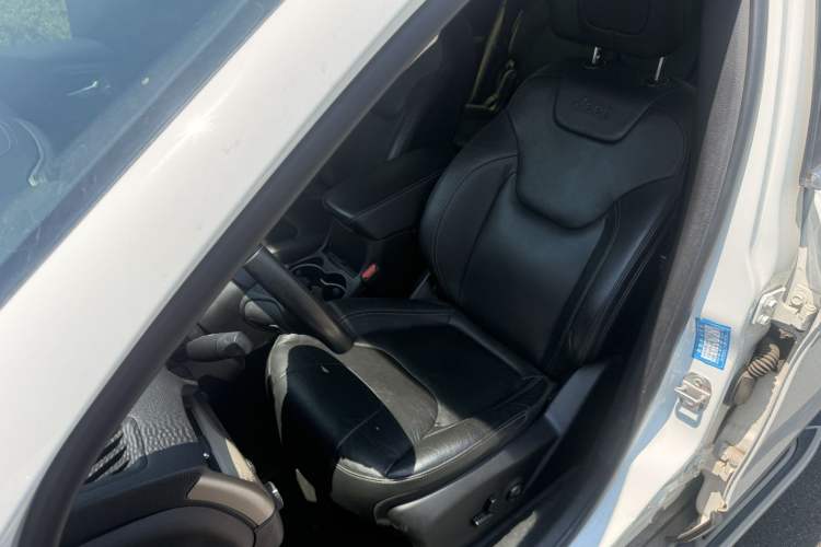 Used Jeep Cherokee 2017 2.4L Leading Smart Edition Left Front Seat
