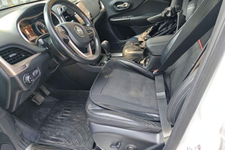 Used Jeep Cherokee 2017 2.0L Superior Edition Left Front Seat