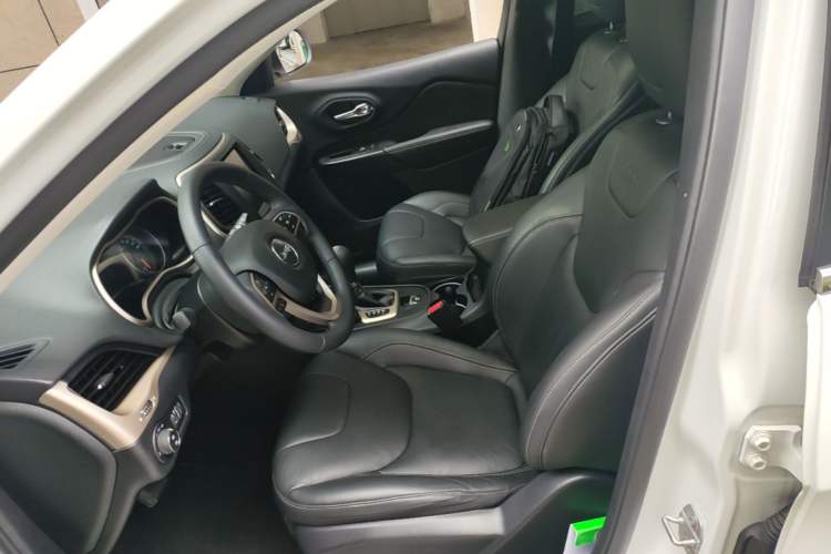 Used Jeep Cherokee 2017 2.0L Superior Edition Left Front Seat