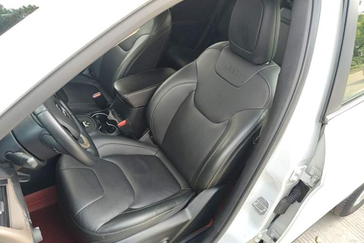 Used Jeep Cherokee 2017 2.0L Superior Edition Left Front Seat