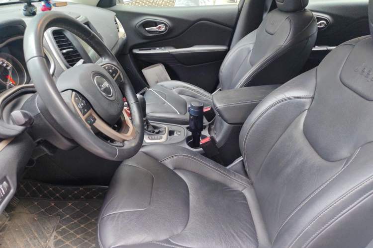 Used Jeep Cherokee 2017 2.0L Superior Edition Left Front Seat