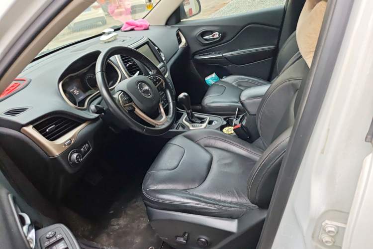Used Jeep Cherokee 2017 2.0L Superior Edition Left Front Seat
