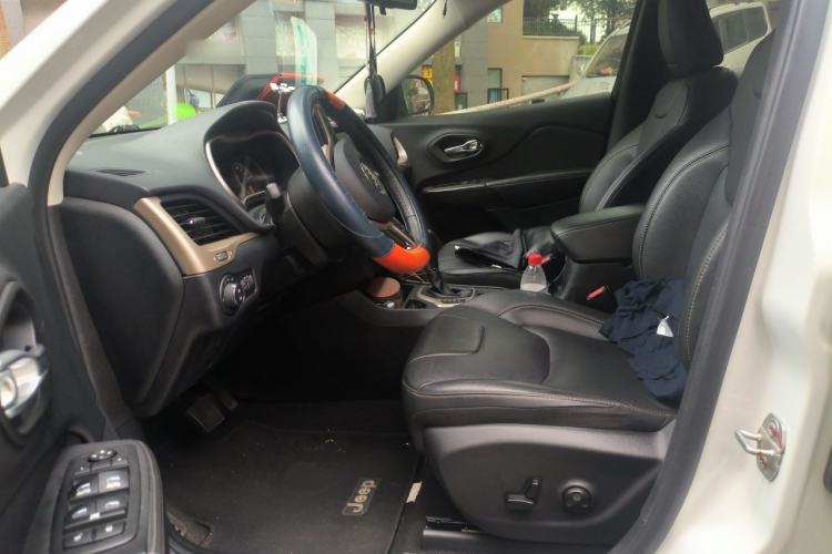 Used Jeep Cherokee 2017 2.0L Superior Edition Left Front Seat