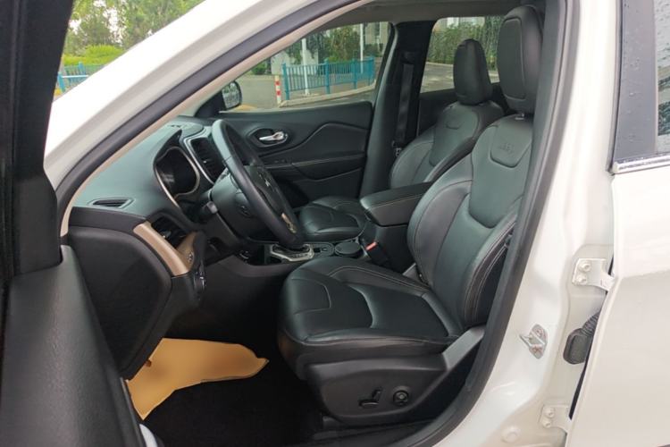 Used Jeep Cherokee 2017 2.0L Superior Edition Left Front Seat
