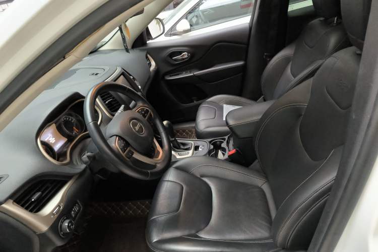 Used Jeep Cherokee 2017 2.0L Superior Edition Left Front Seat
