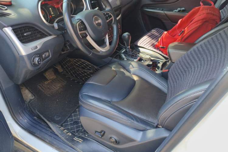 Used Jeep Cherokee 2017 2.4L Leading Edition Left Front Seat