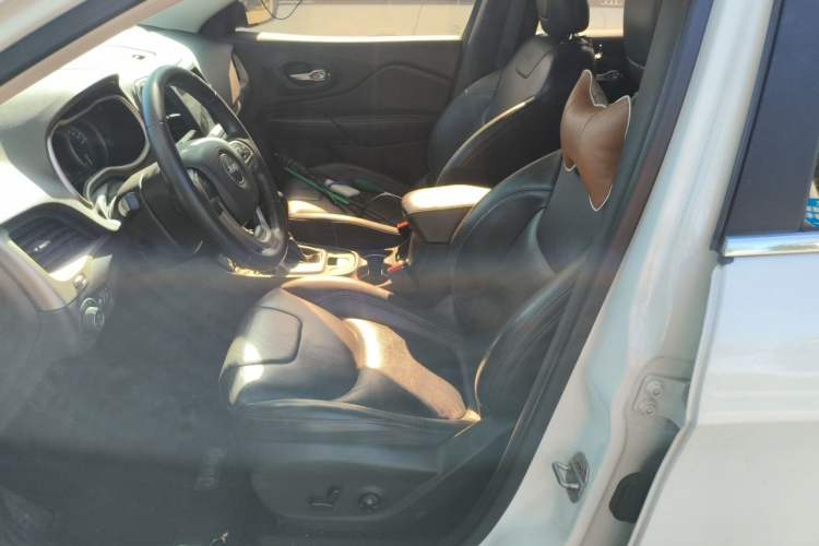 Used Jeep Cherokee 2017 2.0L Superior Edition Left Front Seat