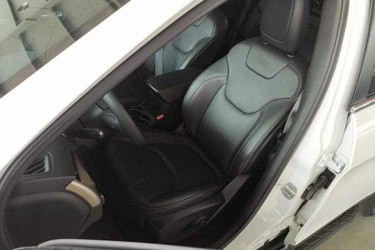 Used Jeep Cherokee 2017 2.0L Superior Edition Left Front Seat