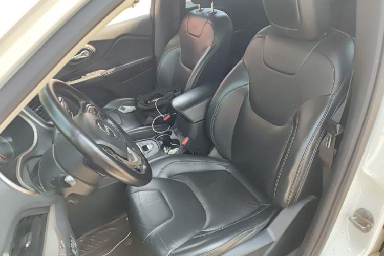 Used Jeep Cherokee 2017 2.0L Superior Edition Left Front Seat