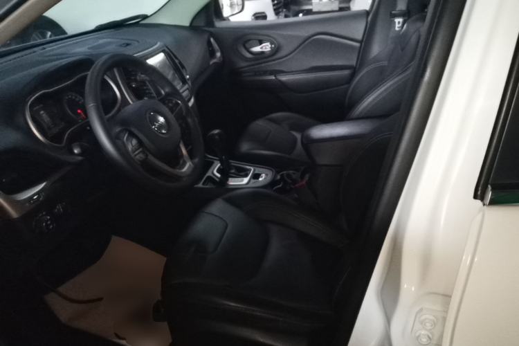 Used Jeep Cherokee 2017 2.0L Superior Edition Left Front Seat