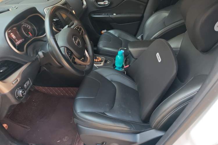 Used Jeep Cherokee 2017 2.0L Superior Edition Left Front Seat