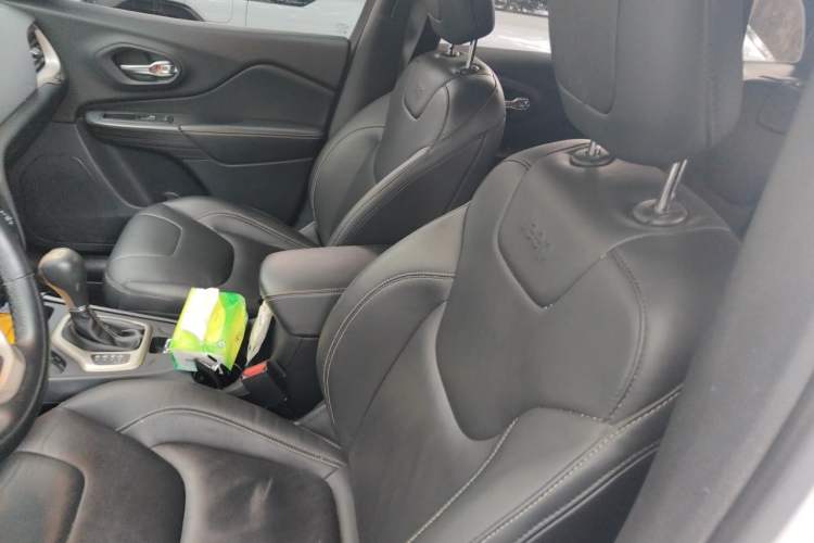 Used Jeep Cherokee 2017 2.0L Superior Edition Left Front Seat