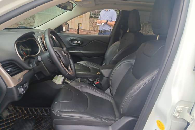 Used Jeep Cherokee 2017 2.4L Leading Smart Edition Left Front Seat