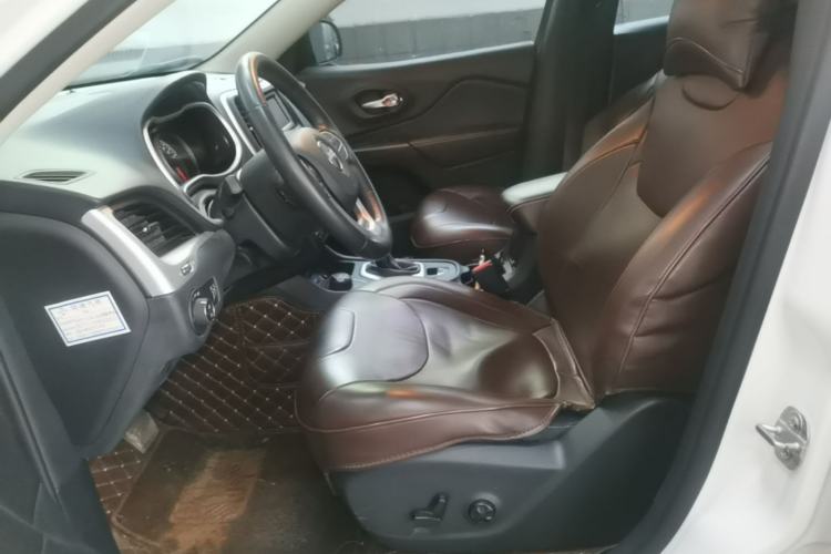 Used Jeep Cherokee 2017 2.4L Professional Edition Left Front Seat