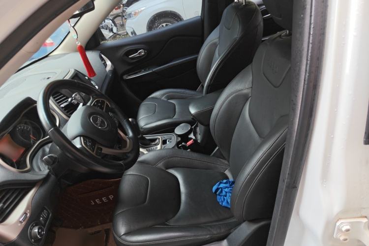 Used Jeep Cherokee 2017 2.0L Superior Edition Left Front Seat