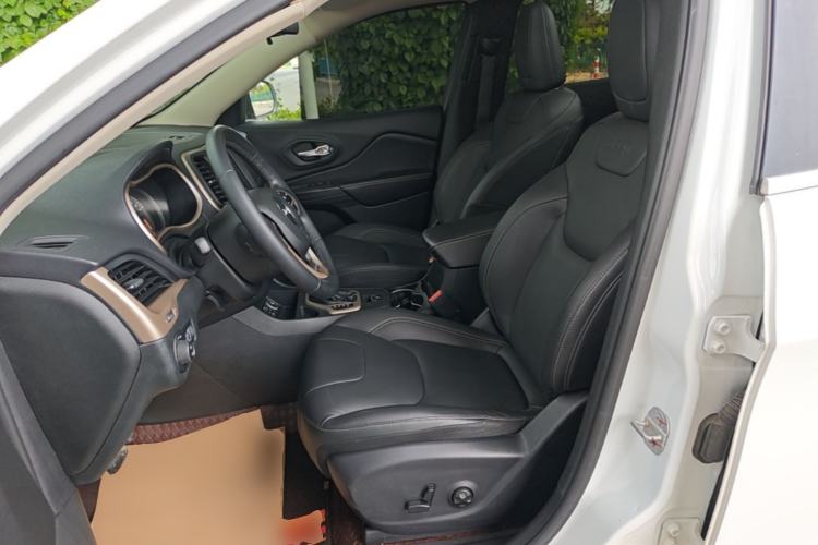 Used Jeep Cherokee 2017 2.0L Superior Edition Left Front Seat
