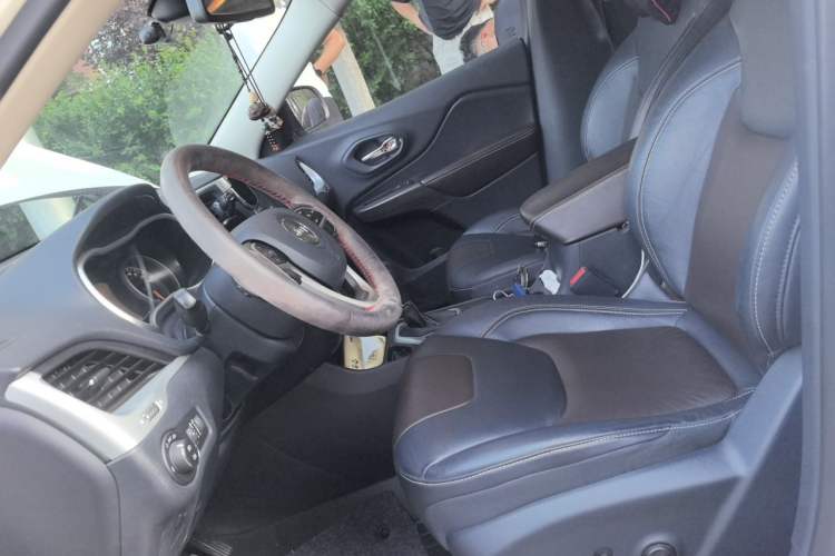 Used Jeep Cherokee 2017 2.0L Superior Edition Left Front Seat