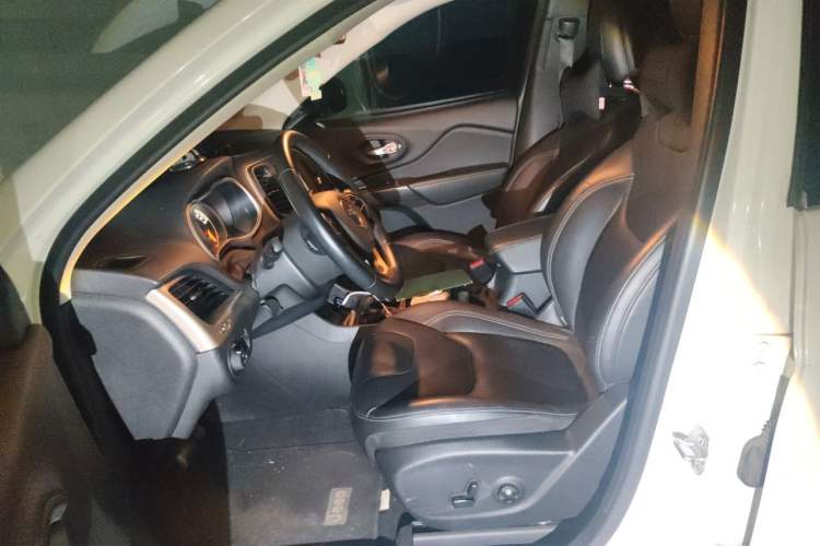 Used Jeep Cherokee 2017 2.4L Leading Smart Edition Left Front Seat