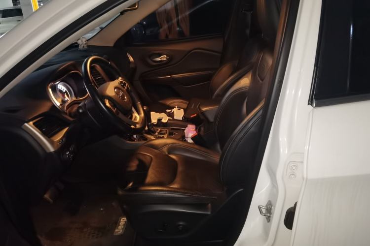 Used Jeep Cherokee 2017 2.0L Superior Edition Left Front Seat