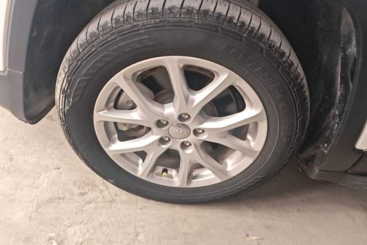 Used Jeep Cherokee 2017 2.0L Superior Edition Left Front Wheel Hub
