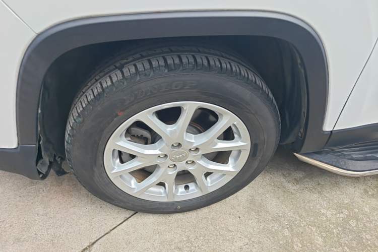 Used Jeep Cherokee 2017 2.0L Superior Edition Left Front Wheel Hub