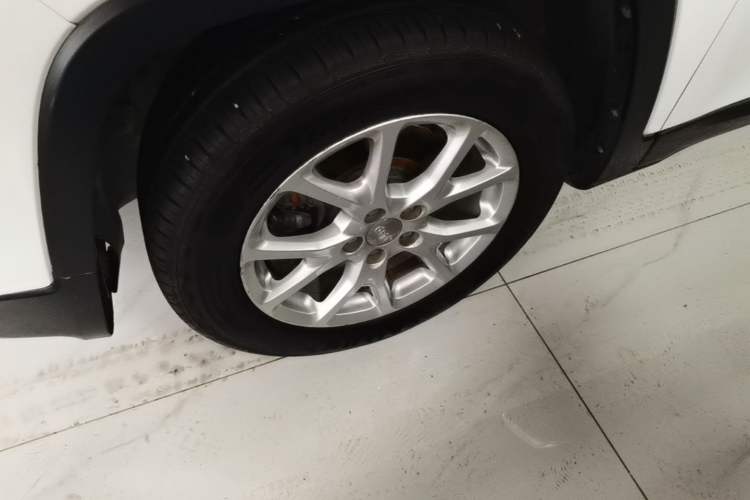 Used Jeep Cherokee 2017 2.0L Superior Edition Left Front Wheel Hub