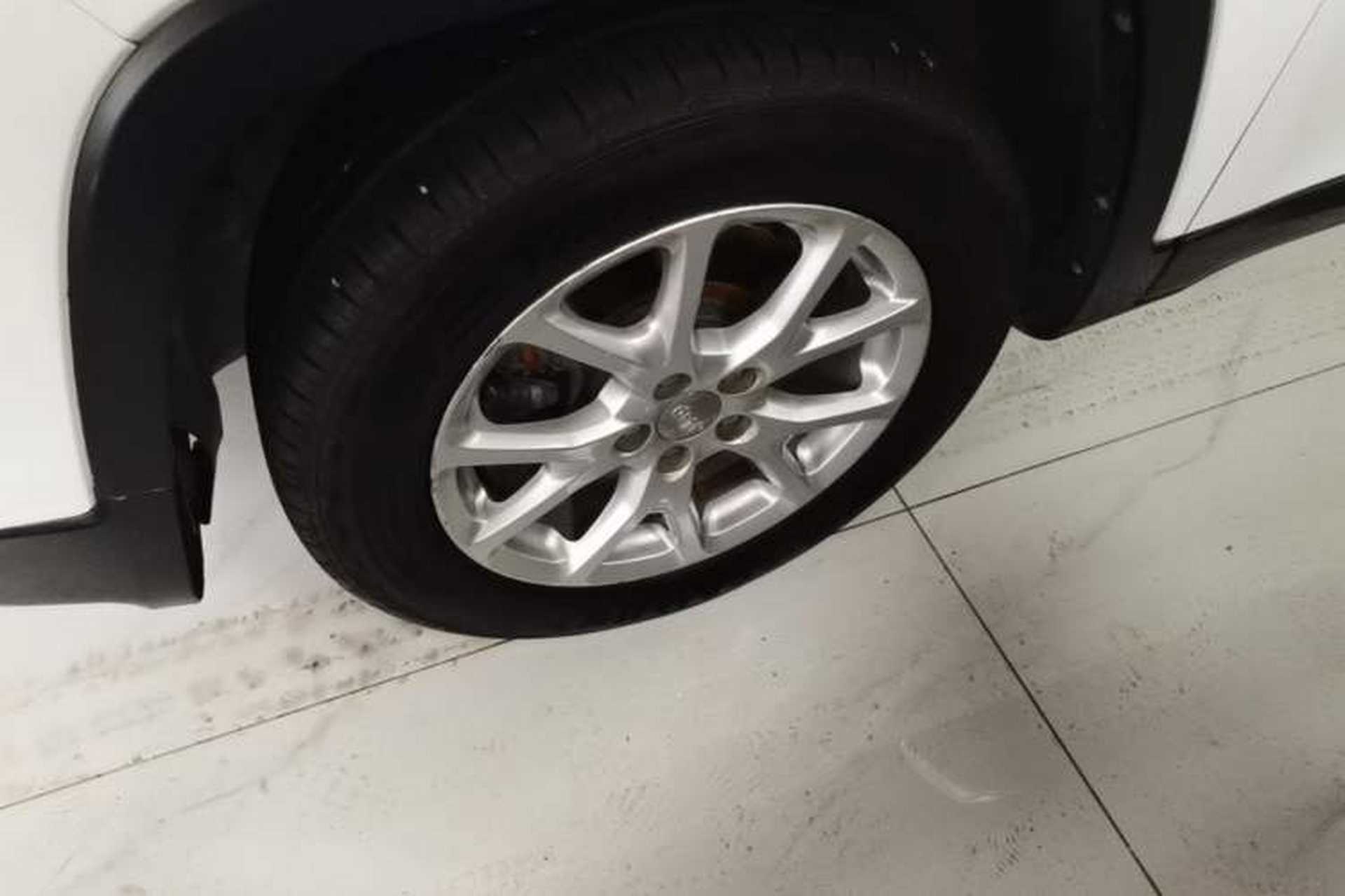 Used Jeep Cherokee 2017 2.0L Superior Edition Left Front Wheel Hub