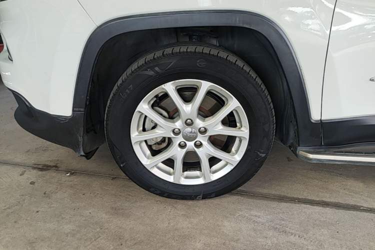 Used Jeep Cherokee 2017 2.4L Leading Smart Edition Left Front Wheel Hub