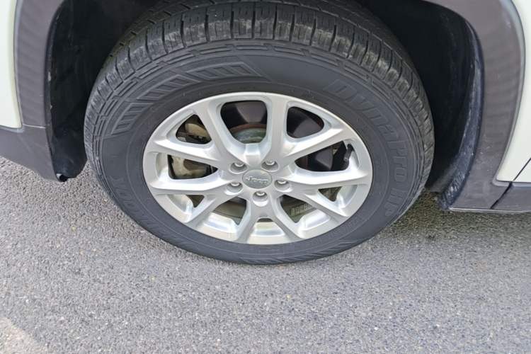 Used Jeep Cherokee 2017 2.0L Superior Edition Left Front Wheel Hub