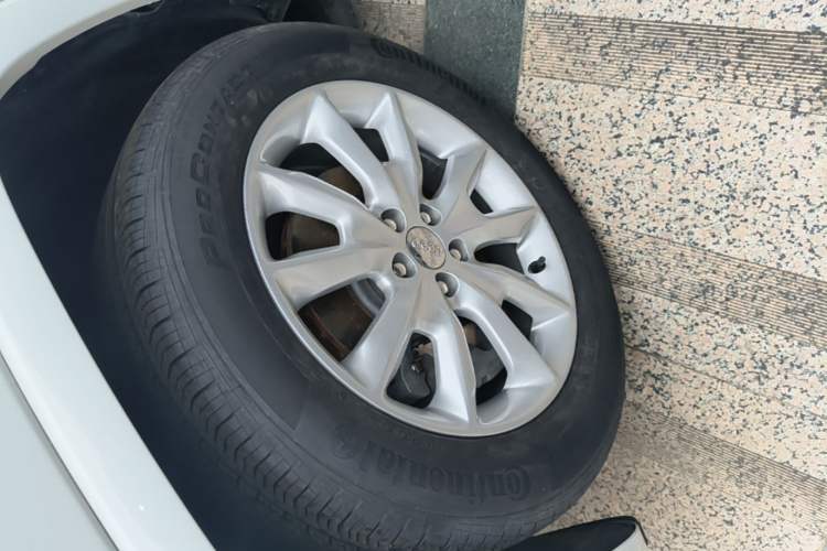 Used Jeep Cherokee 2017 2.4L Superior Edition Left Front Wheel Hub