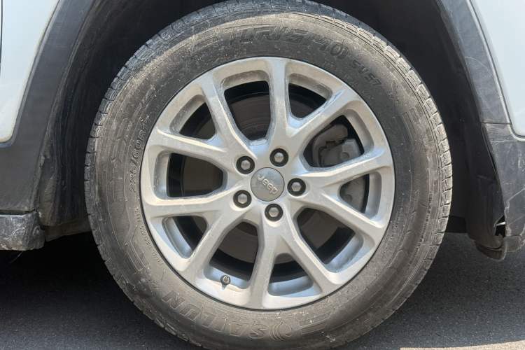 Used Jeep Cherokee 2017 2.4L Leading Smart Edition Left Front Wheel Hub