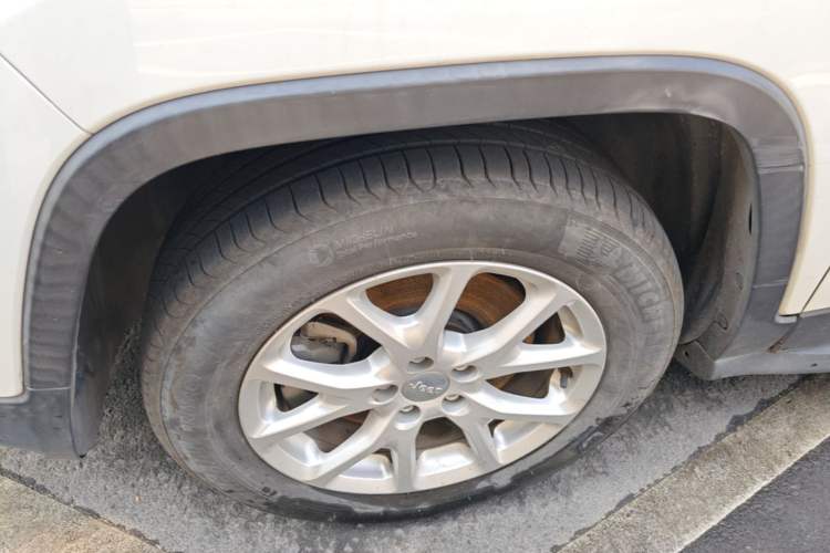 Used Jeep Cherokee 2017 2.0L Superior Edition Left Front Wheel Hub