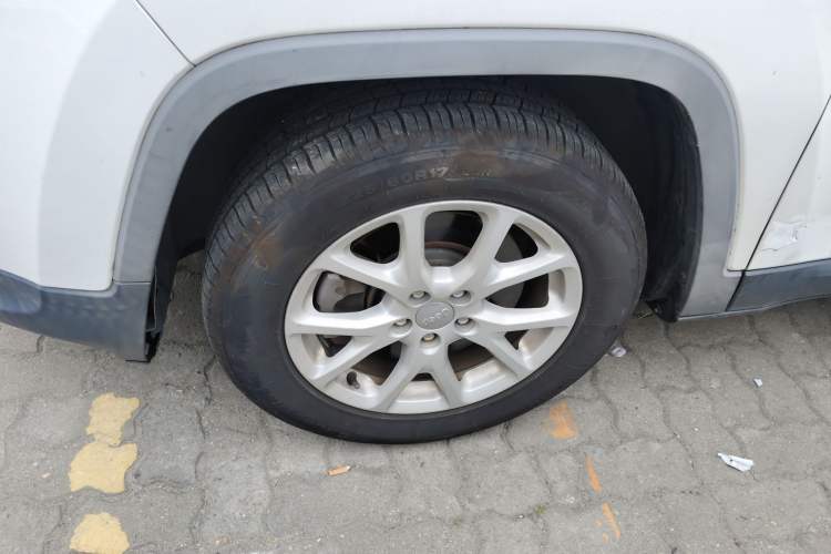 Used Jeep Cherokee 2017 2.0L Superior Edition Left Front Wheel Hub
