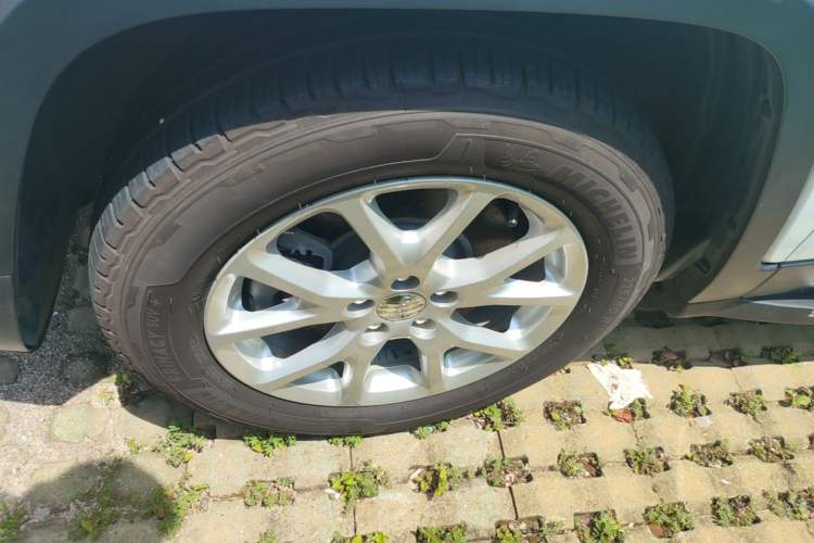 Used Jeep Cherokee 2017 2.0L Superior Edition Left Front Wheel Hub