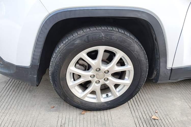 Used Jeep Cherokee 2017 2.0L Superior Edition Left Front Wheel Hub