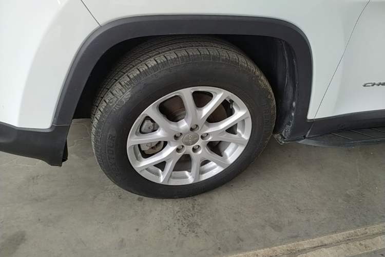 Used Jeep Cherokee 2017 2.0L Superior Edition Left Front Wheel Hub