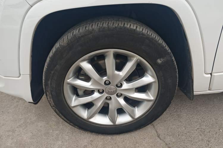 Used Jeep Cherokee 2017 2.4L Professional Smart Edition Left Front Wheel Hub