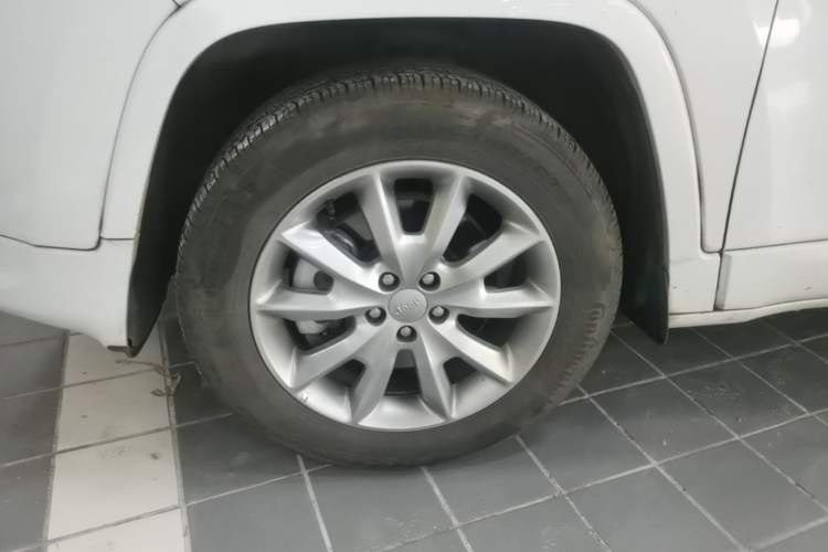 Used Jeep Cherokee 2017 2.4L Professional Edition Left Front Wheel Hub