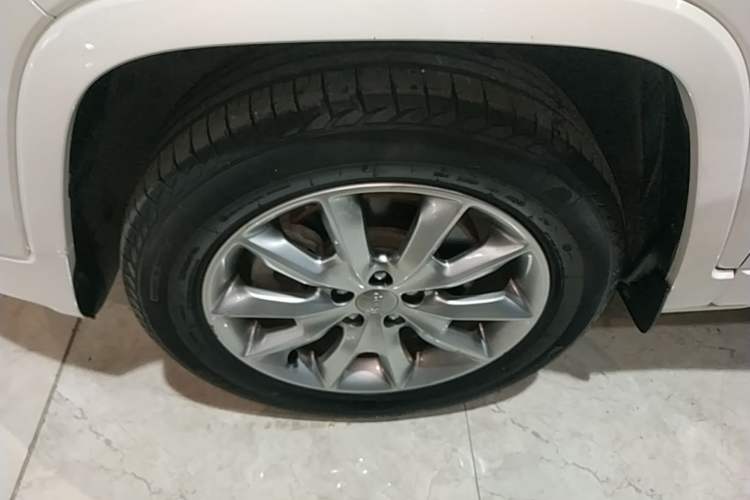 Used Jeep Cherokee 2017 2.4L Professional Smart Edition Left Front Wheel Hub