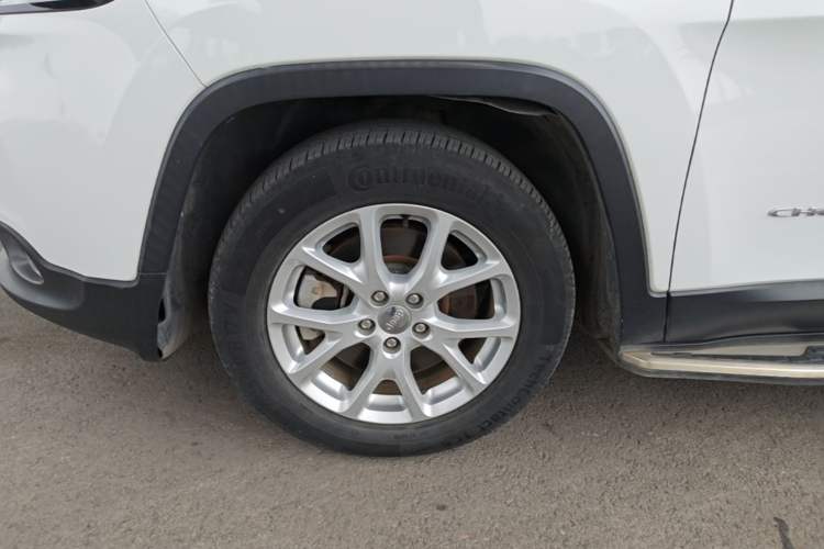 Used Jeep Cherokee 2017 2.0L Superior Edition Left Front Wheel Hub