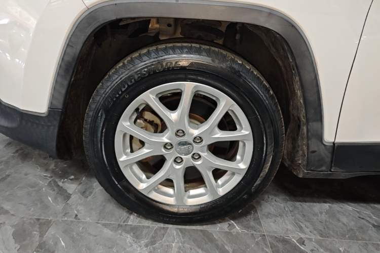 Used Jeep Cherokee 2017 2.0L Superior Edition Left Front Wheel Hub